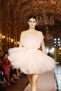 kendall-jenner-walks-giambattista-valli-loves-h-m-show-in-rome-10-24-2019-0.jpg