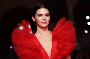 kendall-jenner-walks-giambattista-valli-loves-h-m-show-in-rome-10-24-2019-12.jpg