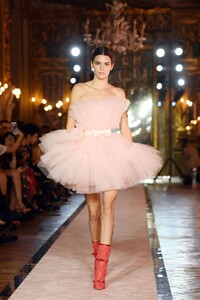 kendall-jenner-walks-giambattista-valli-loves-h-m-show-in-rome-10-24-2019-3.jpg