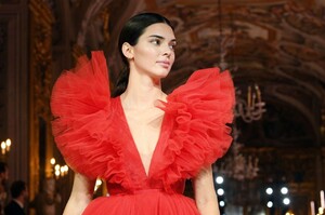 kendall-jenner-walks-giambattista-valli-loves-h-m-show-in-rome-10-24-2019-9.jpg