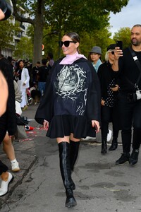 olivia-palermo-valentino-fashion-show-in-paris-09-29-2019-0.thumb.jpg.d902144866a69ba4e181ecf757e9f66c.jpg