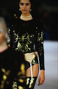 1104011570_vivienne-westwood-fw-1990(3).thumb.jpg.085fb94f36ae6ad8468446ceaf80fda2.jpg