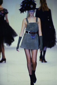 1302682936_blumarine-fw-1994(8).thumb.jpg.a6dc9f66f354fd90ad5822cd0ce78b6e.jpg