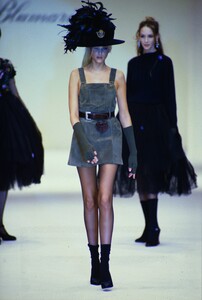 1560516375_blumarine-fw-1994(5).thumb.jpg.61ff2f66cd63fcaa771cabb8632623ee.jpg
