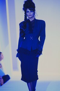 1618739898_thierry-mugler-hc-fw-1994(7).thumb.jpg.c7e47e31de2930dd738de44bdda63412.jpg