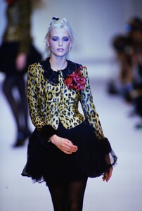 1760778660_blumarine-fw-1994(9).thumb.jpg.3373b2de1d505e9ba011edfca9398b75.jpg