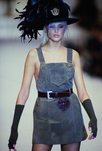 1908226594_blumarine-fw-1994(6).thumb.jpg.bd0f7d3d1d3300557585d8891fd07fea.jpg