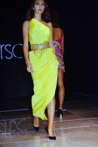 223701869_versace-ss-1990(1).thumb.jpg.0c795400a44df18f83874bb9cab12226.jpg