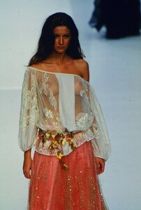 550487789_valentino-ss-1999(7).thumb.jpg.ff0ccf27cb5d8c51647db8c7e22af930.jpg