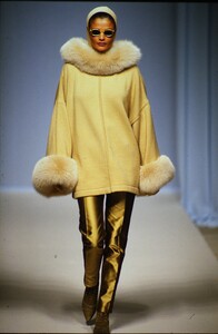 559956177_guy-laroche-hc-fw-1994(2).thumb.jpg.c35a2aa99bf782a70c2e258ee9e5566c.jpg