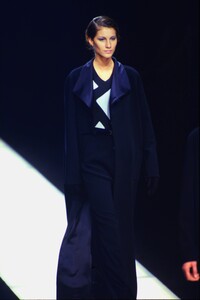 789492444_giorgio-armani-fw-1998(7).thumb.jpg.443a61fc47a9870b7a2f2246ef489821.jpg