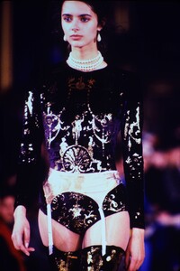 891263624_vivienne-westwood-fw-1990(2).thumb.jpg.b6b30a25ce05caa0912568215be435bc.jpg