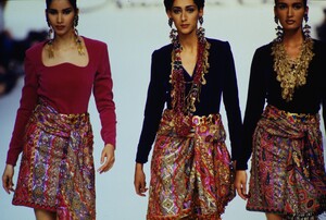 96941801_oscar-de-la-renta-fw-1991(3).thumb.jpg.43d8d022d5f3c2ee378844435e9a509c.jpg