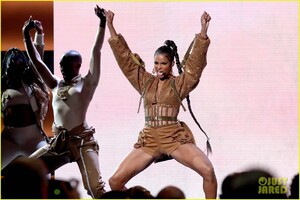 ciara-amas-2019-04.jpg
