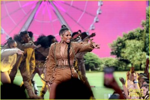 ciara-amas-2019-07.jpg