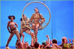 ciara-amas-2019-12.jpg
