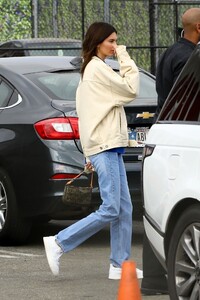 kendall-jenner-leaving-kanye-west-s-sunday-service-in-inglewood-10-27-2019-0.thumb.jpg.645caac1a824de12ac8df2ab8ef38d3e.jpg