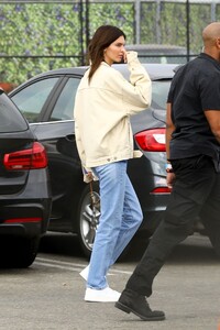kendall-jenner-leaving-kanye-west-s-sunday-service-in-inglewood-10-27-2019-2.thumb.jpg.8b9d240e8aa4cef633cbcb1579253a24.jpg