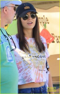 victoria-justice-farmers-market-with-her-dad-03.thumb.jpg.75ae0f7cbdd1e21cef794f9a3632b918.jpg