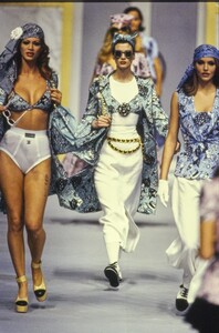 072-chanel-spring-1993-ready-to-wear-095.thumb.jpg.b4ee4cb4e5b9e26c493731d757bc6968.jpg