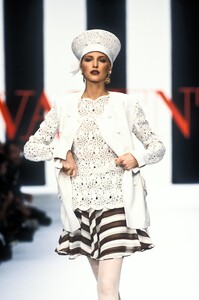 1053652132_Valentino1994WomenRTW25.thumb.jpg.fdf81714d6451cbd0181f1cd971202f6.jpg
