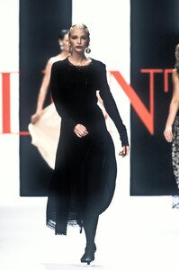 1081078972_Valentino1994WomenRTW6.thumb.jpg.b6acb89f1126359f7892f057c6054b39.jpg