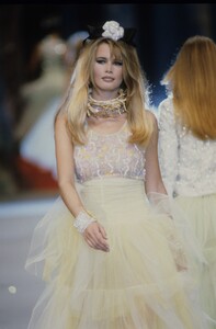 1107475821_claudia-schiffer(5).thumb.jpg.55144792dd3a233078afb290487a72af.jpg
