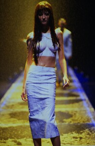 111967380_alexander-mcqueen-ss-1998(4).thumb.jpg.96741c2ad986231d41bc4050722e55b9.jpg