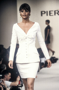 1145328679_PierreBalmain1994WomenRTW41.thumb.jpg.b1ded17ac4b2c95103633449ecddc824.jpg