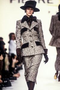 1197679123_PierreBalmain1993WomenRTW11.thumb.jpg.a273193e1a764e29147db2706e3c698d.jpg