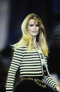 12145699_claudia-schiffer(1).thumb.jpg.ea2956a97e6cf55a44a8ff833d4bbbf1.jpg