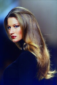 1269482309_gisele-runway-mix(21).thumb.jpg.0901a51b6b12af0e04a057cc0aea1931.jpg