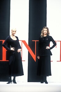 1405818031_Valentino1994WomenRTW75.thumb.jpg.a708ed029e985e19267ae331e11a6581.jpg