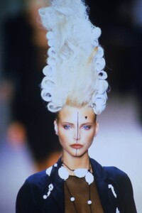 144221096_karl-lagerfeld-ss-1994(1).thumb.jpg.01a4dd90d24239879cc6b435f8c2a4d3.jpg