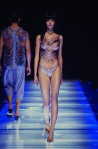1445708085_alexander-mcqueen-ss-1998(6).thumb.jpg.a4876ac67b393fd79315fb6549c7e57b.jpg