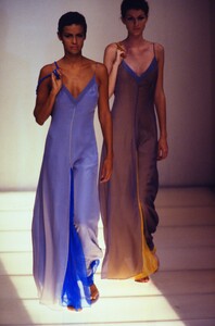 1514379568_giorgio-armani-ss-1997(5).thumb.jpg.2bba09f1592c546ed743de30b9f12bd4.jpg