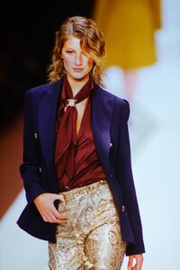 1542464344_gisele-runway-mix(10).thumb.jpg.d1cf1c386772ff95be6f97735eaa587e.jpg