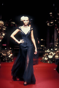 1667379307_ChristianDior1994HauteCouture112.thumb.jpg.37c22fef3a850107a59d67e9dd3e3633.jpg