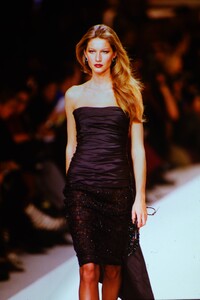 1720649023_gisele-runway-mix(19).thumb.jpg.e5580fe25d48eba3cd5c4b41d28215af.jpg