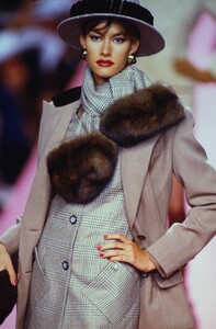 1794500939_valentino-hc-fw-1991(4).thumb.jpg.25078d25184ad114e4323932419c6729.jpg
