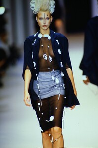 1822819724_karl-lagerfeld-ss-1994(2).thumb.jpg.06122cddcbb12f36615fa78f77e91411.jpg