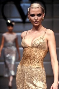 2015746237_Valentino1995HauteCouture65.thumb.jpg.59de939c40e41f84d4d6982528358a80.jpg
