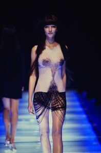 2034498466_alexander-mcqueen-ss-1998(2).thumb.jpg.fea2715ffbe172b9196f9f084f8e7ce5.jpg