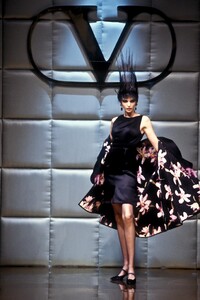 2100487915_Valentino1995HauteCouture81.thumb.jpg.31ffe729c748681783586e1857e70d69.jpg