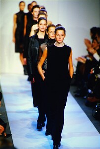 2116960737_narciso-rodriguez-fw-1999(18).thumb.jpg.564046aae2adfe42c34b312a2c1b3fe9.jpg