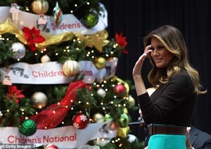 21923386-7765237-Jingle_bells_Melania_waved_at_the_children_as_she_walked_out_ont-a-137_1575674919707.jpg