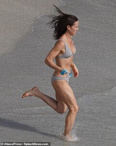 22810876-7838191-Pippa_seemed_delighted_as_she_rushed_to_the_waves_for_a_swim_in_-a-24_1577738925664.jpg