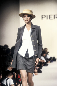 244208525_PierreBalmain1994WomenRTW55.thumb.jpg.eddd607a0023437283b464efca7e66bb.jpg