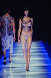 433624070_alexander-mcqueen-ss-1998(7).thumb.jpg.ba2147f1575afb7a8bab5ceb6fd33e09.jpg