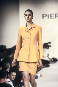 451201927_PierreBalmain1994WomenRTW11.thumb.jpg.497f3b2e1ba1aa395fa988a6b68a4126.jpg